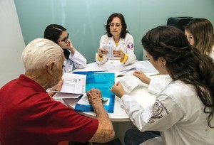 Paciente com câncer de próstata passa por acompanhamento famacoterapêutico na Farmácia Universitária da USP, na capital paulista (foto Eduardo Cezar)