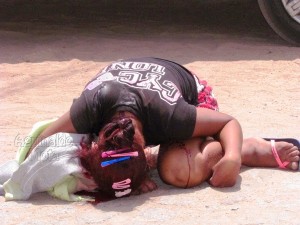  Executada de joelhos, com a criança no colo, em Rondônia... (foto: Aguinaldo Mota)