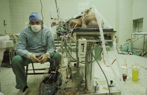 Médicos exaustos cirurgia de 23 horas - foto Lee James Stanfield