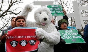 Ambientalistas protestam contra Trump na Bélgica; 'Faça o planeta grande novamente', diz placa em paródia a slogan do republicano - YVES HERMAN / REUTERS
