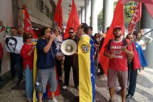 Esquerdistas e integrantes do MST manifestando apoio à Venezuela, no Brasil