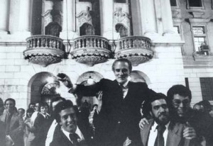 Goffredo carregado pelos estudantes até a tribuna livre do Largo de São Francisco, em frente à Faculdade de Direito, no dia 8 de agosto de 1977 - na foto, à direita, Ricardo Carrara Neto e João Galvão Barbosa (abaixo do braço do professor... bem distante, o que parece ser este subscritor... de óculos com lentes fotocromáticas...)