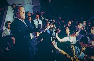 Goffredo Telles Júnior faz a leitura da Carta aos Brasileiros, no páteo das arcadas da Faculdade de Direito da Universidade de São Paulo - 8 de agosto de 1977 (foto - Pedro Martinelli - Veja)