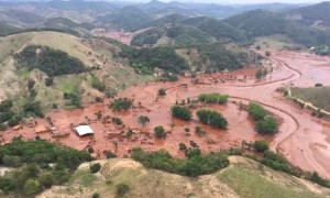 Cidade de Mariana coberta pela lama da Samarco