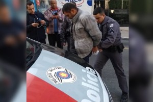 Polícia detém o indivíduo que conspurcou vítima no interior do ônibus, em São Paulo - foto Marianna Holanda- Estadão