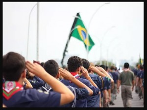 Um governo que não controla as armas da bandidagem, agora pretende controlar o porte de canivetes suícos dos escoteiros...