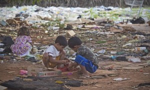 Crianças catam papel em Brasília