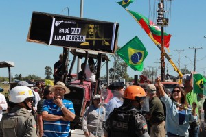 Comitiva de Lula barrada na Unipampa (foto Itamar Aguiat/AFP)