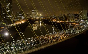 Manifestações de junho de 2013 em São Paulo - o fantasma voltou para puxar a perna do regime (foto - uol)