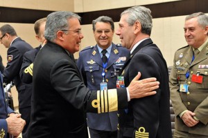 Almirante David Rene Moreno Moreno (Chefe da Defesa da Colombia) cumprimenta o Almirante Giampaolo Di Paola (Comandante do Comitê Militar da NATO (OTAN - Organização do Tratado do Atlântico Norte)