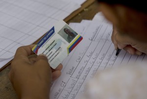 Checagem dos eleitores por meio do "carnê da pátria", nos pontos vermelhos, durante as eleições - foto Llano - AP