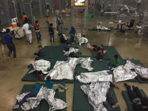 Crianças mantidas segregadas dos seus parentes no centro de triagem de imigração no Texas