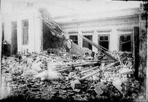 Casas destruídas pelo bombardeio de artilharia