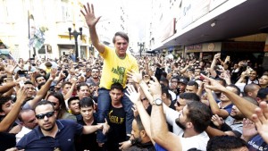 Bolsonaro carregado pela multidão em Juiz de Fora, momentos antes de ser esfaqueado