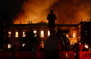 Museu Nacional queima integralmente no Rio de Janeiro