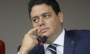 Felipe Santa Cruz - advogado combativo, porém politicamente engajado na "resistência" a Bolsonaro