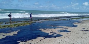 Manchas de óleo chegam às praias do Nordeste do Brasil - foto O Globo