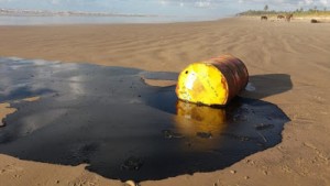 Latão com óleo cru venezuelano na Praia dos Coqueiros - SE