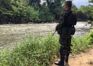Soldado colombiano patrulha fronteira com Venezuelta em Cúcuta