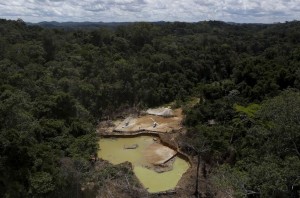Mina de ouro ilegal durante operação na Amazônia - REUTERS/Bruno Kelly