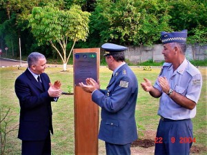 Ao lado do Comandante da APMBB, Pinheiro Pedro e Cel PM Mele descerram a placa de comemoração dos 10 anos da cadeira de direito ambiental na academia