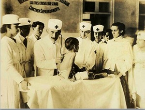 Fundado por Arthur Moncorvo Filho, o Instituto de Proteção e Assistência à Infância do Rio de Janeiro (Ipai) era dedicado às crianças pobres. Na imagem, o médico em consulta durante a epidemia de Gripe Espanhola (Foto: Acervo COC/Fiocruz)