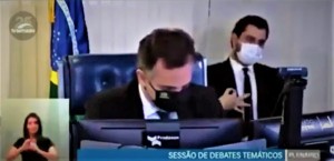 Assessor da presidência Felipe Martins arranja a lapela de forma inusual. Gesto inocente ou "dog whistle"?