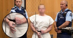 O neonazista Brenton Tarrant, responsável pela morte de 51 pessoas na Nova Zelândia, faz o sinal da supremacia branca. Não há espaço para a ingenuidade