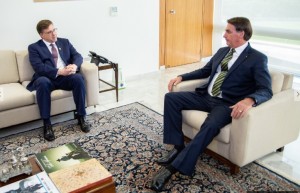 Reunião entre o presidente Jair Bolsonaro e Todd Chapman, embaixador dos Estados Unidos no Brasil. (foto twitter oficial do embaixador Todd Chapman)