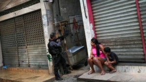 Policial Carioca na Favela do Jacarezinho (Reuters/Ricardo Moraes)